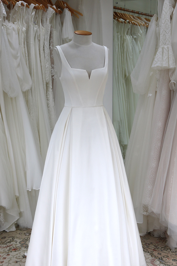 classic wedding dress, pleated skirt, panelled bodice, square neckline, fitted bodice