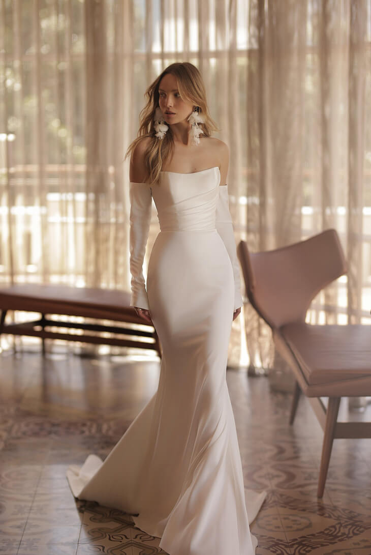 Simple strapless wedding dress by Lihi Hod.