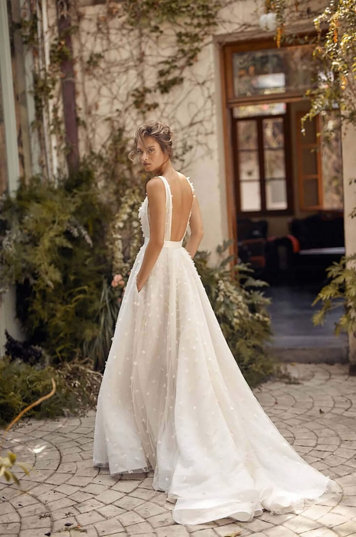 Square neckline wedding dress in airy lace by Lihi Hod.