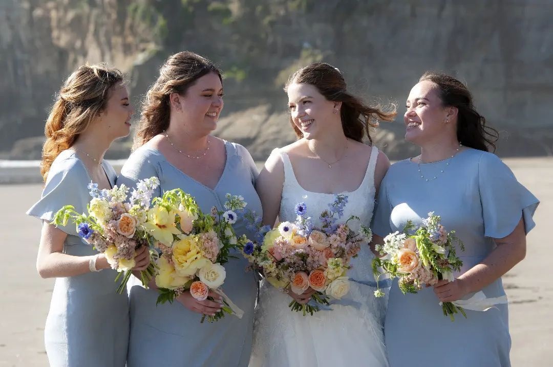 Bride and bridesmaids in pastels.