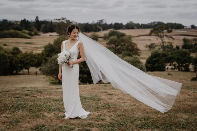 Shona chose a very simple wedding dress and matched it with a long, sheer veil.

Wedding at @bracu.estate 

#nzwedding
#nzbridal
#annaschimmel
#realbride