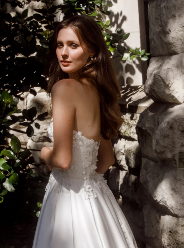 Sarah is a princess style wedding dress, with a detailed 3D blossom bodice and full A-line skirt.

#laceweddingdress
#nzbridal
#nzwedding
#aucklandweddings
#annaschimmel